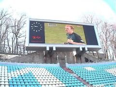 192 x 352 pixeles színes LED videotábla a Dinamo Kijev stadionjában